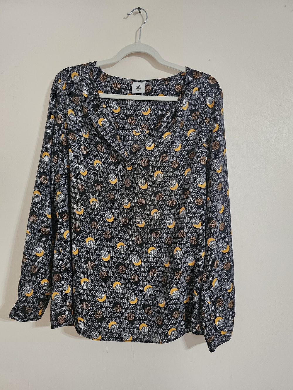 cabi Large Black Patterned V-Neck Long Sleeve Blouse with Orange Accent